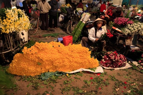 Quang Ba night flower market - ảnh 1